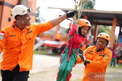 Pelatihan SAR ke pelajar di Kendari