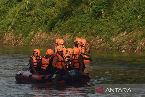 Gubernur DKI Jakarta susur Sungai Ciliwung, pantau sejumlah titik sentral dalam pengendalian banjir