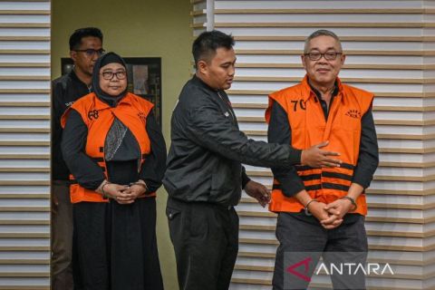 KPK tahan dua eks direktur gas Pertamina dalam kasus dugaan korupsi LNG