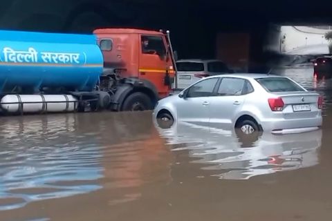 Hujan deras ganggu lalu lintas jalan dan udara di Delhi, India