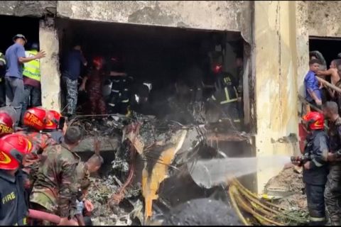 Pesawat latih angkatan udara Bangladesh jatuh di kampus, 19 tewas