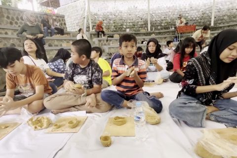 Puluhan anak di Solo belajar membuat gerabah di Taman Cerdas Jebres