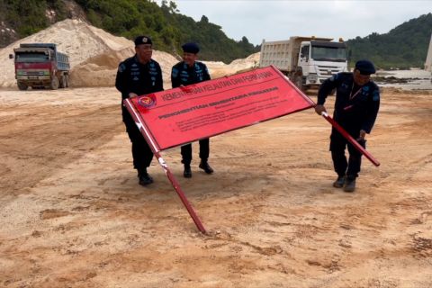 Aktivitas tambang pasir di Pulau Citlim, Karimun, dihentikan sementara