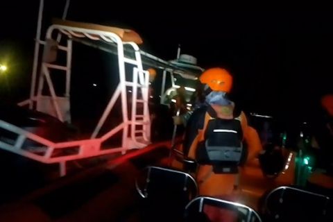 Tim SAR evakuasi empat penumpang kapal tenggelam di Selat Bali