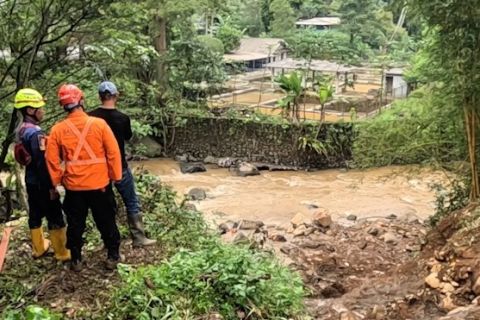 Pencarian korban longsor di Puncak Bogor diperluas ke aliran sungai