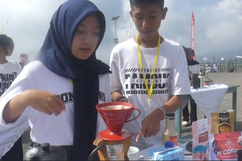 Awali tahun ajaran baru, murid SMK di Temanggung belajar jadi barista