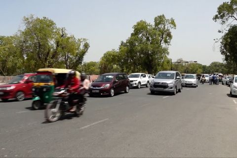 Tekan polusi, New Delhi larang jutaan kendaraan tua isi bahan bakar