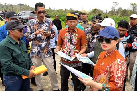 Wamen Stella terpikat satu lokasi di Kaltara untuk sekolah Garuda Baru