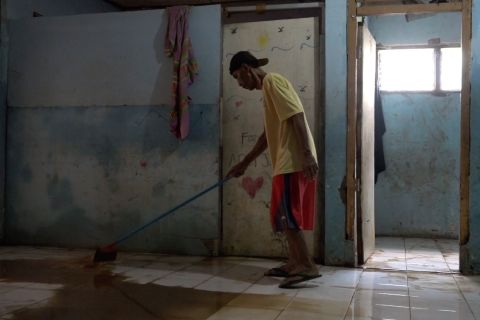 Warga Bidara Cina mulai bersihkan rumah usai dilanda banjir 2 meter