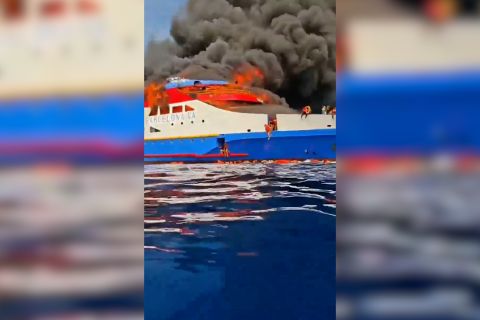 KM Barcelona terbakar di Sulut, penumpang panik dan lompat ke laut
