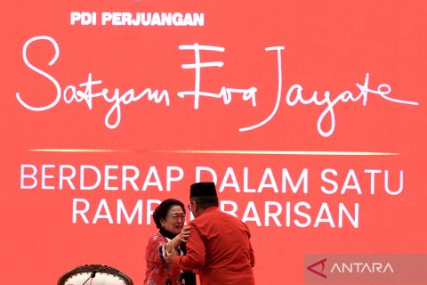 Tangis Megawati saat Hasto hadiri Kongres PDIP di Bali