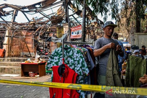 Melihat aktivitas pedagang pascakebakaran Pasar Taman Puring