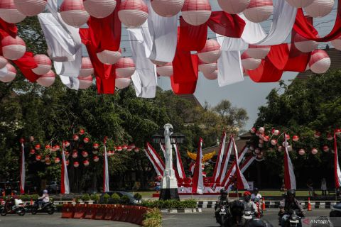 Dekorasi tema merah putih mulai hiasi sudut kota sambut HUT RI