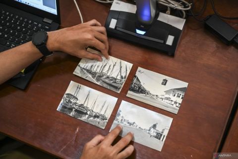 Proses alih media koleksi Dinas Arsip dan Perpustakaan Kota Semarang