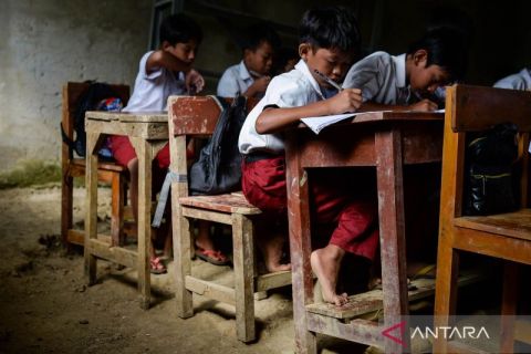 Sekolah di Pandeglang ini masih beralaskan tanah, begini kondisinya