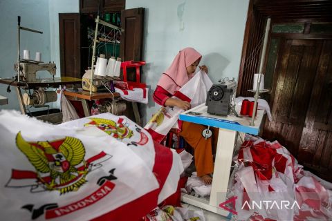 Menjelang HUT Ke-80 RI, permintaan umbul-umbul merah putih naik dua kali lipat