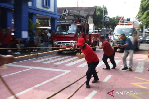 Meriahkan HUT Kemerdekaan RI, pegawai di Solo gelar lomba tarik mobil derek