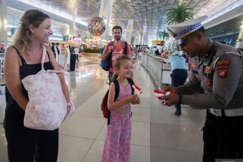 Aksi simpatik polisi bandara bagikan bendera jelang HUT RI