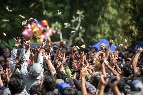 Berebut kue apem tradisi warisan Kyai Ageng Gribig di Klaten