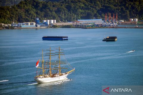 KRI Bima Suci tiba di Padang