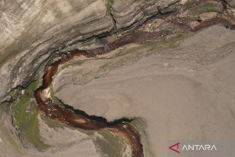 Sejumlah waduk di Inggris nyaris mengering akibat musim kemarau, begini kondisinya