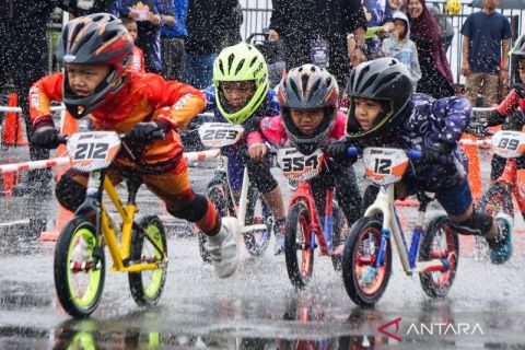 Bibit muda balap sepeda, ratusan peserta beradu cepat di Bayan Runbike Race 2025