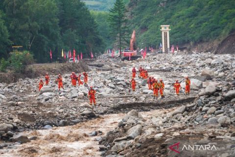 Tim penyelamat berpacu dengan waktu, pencarian korban hilang akibat banjir  bandang Yuzhong di Gansu