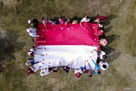 Aksi bentangkan bendera oleh anak-anak di daerah pelosok