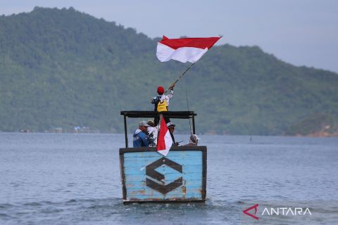 Semangat kemerdekaan! komunitas mancing kibarkan bendera Merah Putih di Pulau Tuan