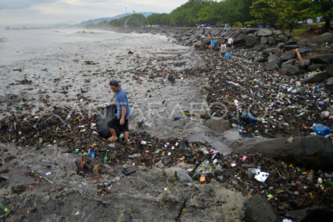 Sampah bertumpuk di Pantai Muaro Lasak