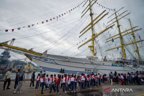 Siswa sekolah kunjungi KRI Bima Suci saat open ship di Teluk Bayur Padang