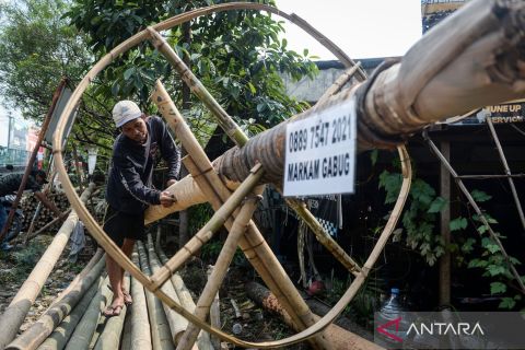Penjualan pohon pinang jelang peringatan HUT Kemerdekaan  mulai marak