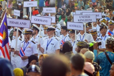 Kirab Genderang Suling Gita Jala Taruna AAL di Padang