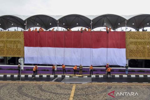 Pusat kuliner di Ciamis diramaikan dengan atraksi pembentangan Bendera Merah Putih berukuran raksasa