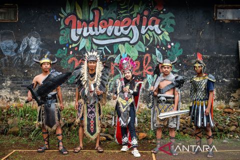 Anggota karang taruna di Bandung olah sampah rumah tangga jadi kostum untuk hari kemerdekaan