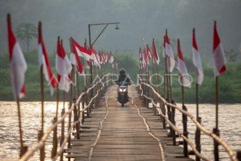 FOTO - Pemasangan bendera Merah Putih di Jembatan Sesek Bantul