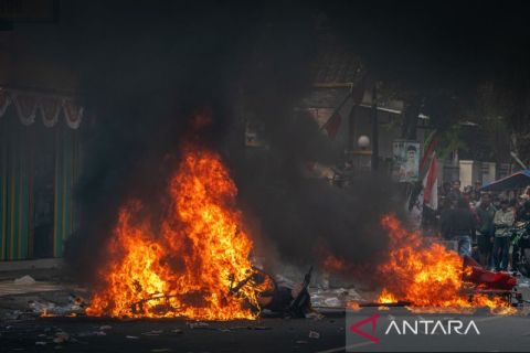 Ricuh unjuk rasa di Pati, massa bakar sepeda motor dan mobil