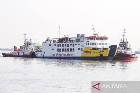 Korsleting listrik sebabkan KMP Gili Iyang terbakar, 220 penumpang dievakuasi