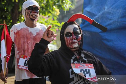Peserta berkostum hantu meriahkan lomba lari HUT ke-80 Kemerdekaan RI di Semarang