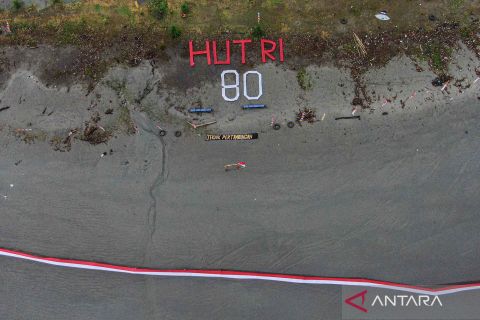 Rayakan kemerdekaan, pemuda di Kendari bentangkan Bendera Merah Putih sepanjang 580 meter