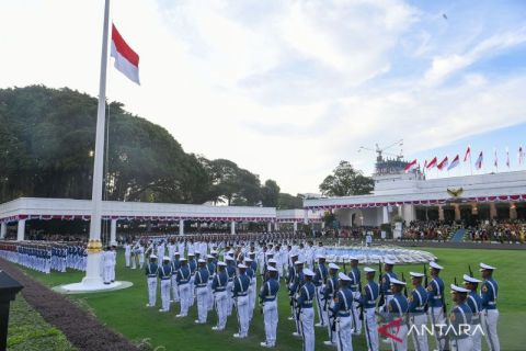 Momen Upacara Penurunan Bendera Merah Putih di Istana Merdeka