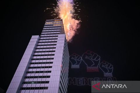 Formasi drone spektakuler di langit Jakarta warnai peringatan HUT Ke-80 RI