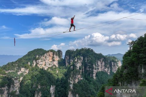 Kejuaraan Slackline Dunia, melintasi dua bukit dengan berjalan di atas seutas tali