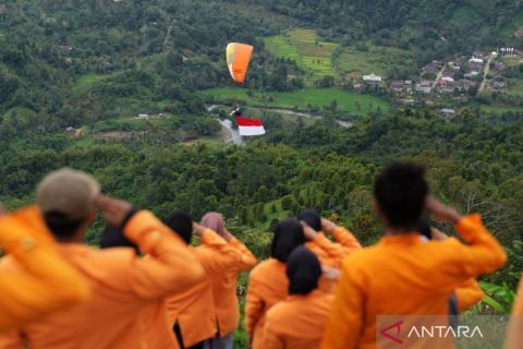 Upacara HUT ke-80 RI di Puncak Sani-sani
