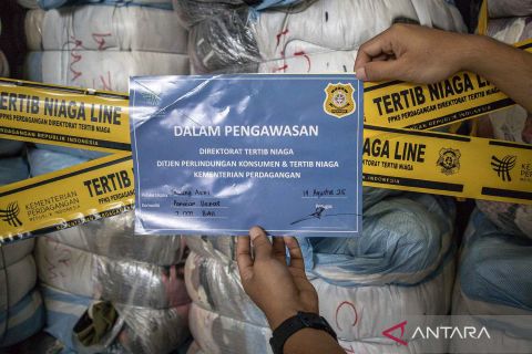 Tidak sesuai ketentuan, sebanyak 19.391 bal pakaian bekas impor senilai  Rp112,35 miliar diamankan di Bandung