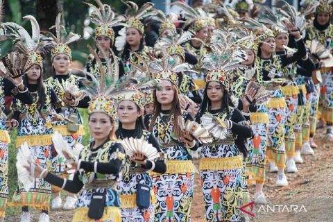 Tari tradisional dengan kostum kreasi ramaikan karnaval kemerdekaan di Batang