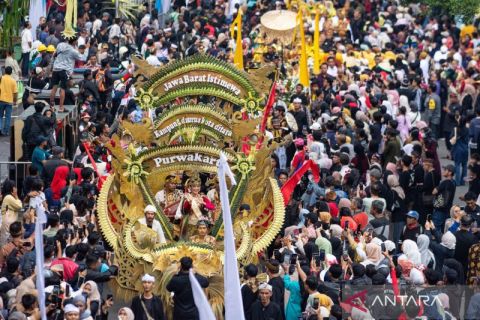 Semarak kirab budaya hari jadi ke-80 Provinsi Jawa Barat di Bandung