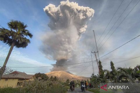 Kembali erupsi, Gunung Lewotobi meletus hingga mencapai ketinggian enam km