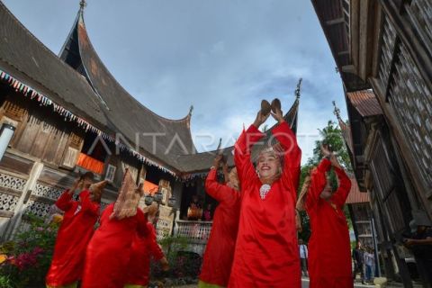 Atraksi tari Tampuruang