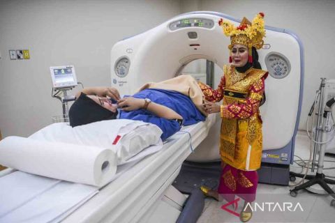 Tenaga medis kenakan pakaian adat Nusantara dalam rangka HUT ke-80 RI